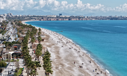 Antalya'da güneş yüzünü gösterdi; sahil doldu taştı