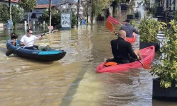Şehir yolunda kano ile yolculuk yaptı
