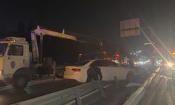 Kontrolden çıkan otomobil bariyerlere çarptı