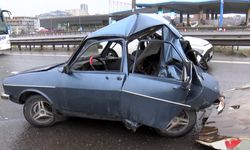 TIR'ın altında kalan otomobil hurdaya döndü