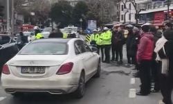 Yolu trafiğe kapatıp dakikalarda dans etti; ruj sürdü