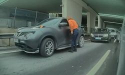 Trafikteki tartışmada otomobilin önünü kesip aynasını kırdı