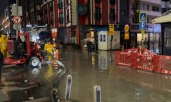 Sağanak yine fena vurdu; cadde ve sokaklar göle döndü