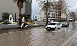 Sağanak yağış yolları göle çevirdi