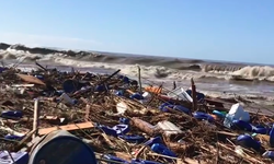 Alanya’da sel sonrası Alantur Sahili’nde çardak ve varil yığını oluştu