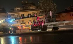 Alanya’da sağanakta araç devrildi