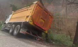 Alanya'da belediye aracı devrildi