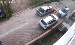 Down sendromlu çocuk otomobilin altında kaldı