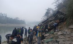 Kontrolden çıkan yolcu otobüsü nehre düştü: 19 ölü