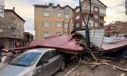 Fırtına nedeniyle evleri çatıları uçtu