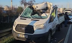 Kamyonet beton bloka çarptı