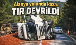 Alanya yolunda kaza: TIR devrildi