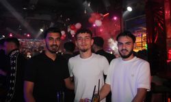 Alanya Barlar Sokağı’nda bayram renkleri: Cosmopolitan Bar’da coşku doruğa çıktı