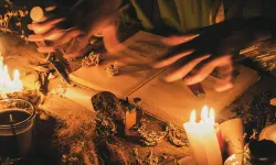 Kız arkadaşına büyü yaptırmak isterken dolandırıldı