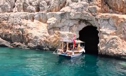 Gazipaşa’da tepki çeken görüntüler: Fokların yuvasına turist dalışı