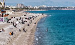 Sahilde deniz, zirvede kayak keyfi