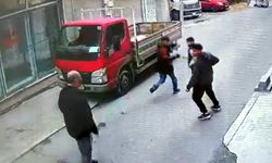 Gençlere neler oluyor? 61 yaşındaki adamı sokak ortasında d*rbettiler