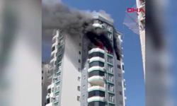 Apartmanı alevler sardı; baba ve oğlu mahsur kaldı