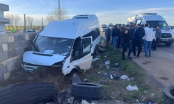 Kontrolden çıkan işçi servisi evin duvarına çarptı