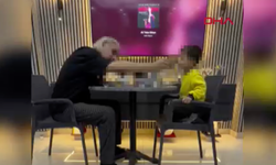 Sosyal medyayı ayağa kaldırdı: 3 yaşındaki oğluyla alkol masasına oturdu