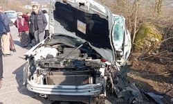 İşçi servisi, otomobil ile çarpıştı: Çok sayıda yaralı var
