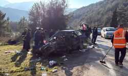 Kamyon ve otomobil çarpıştı; sürücü feci şekilde can verdi