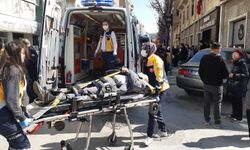 Hızını alamayan otomobil kaldırımdaki yayaların arasına daldı