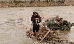 Alanya’da çayda mahsur kalan kediyi vatandaş kurtardı