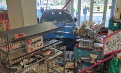 Kontrolden çıkan otomobil, markete daldı