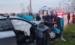 Feci kaza: İki otomobil kafa kafaya çarpıştı