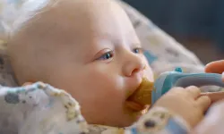 Bebeklerde ek gıdaya geçişte kritik dönem: Uzmandan doğru beslenme uyarıları