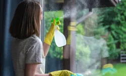 Cam temizliğinde iz bırakmayan doğal yöntem: 4 malzemeli pratik tarif