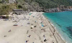 Alanya’da yaz erken geldi: 24 dereceyi gören hava sahilleri doldurdu