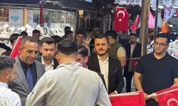 Alanya’da 23 Nisan’da esnafa bayrak dağıtımı: MHP ve Ülkü Ocakları sahaya indi