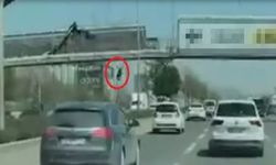 Üst geçitte afiş asarken can verdi