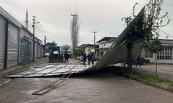 Fırtına nedeniyle iş yeri çatısı uçtu