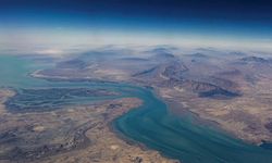 İran Hürmüz'ü yeniden kapattı: İki gemiye ateş açıldı