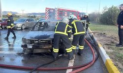 Sivas'ta alev alan otomobil kullanılamaz hale geldi