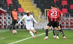 Efecan Karaca’nın maskeli performansı gündem oldu