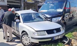 Serik’te tur minibüsü ile otomobil çarpıştı: 2 yaralı