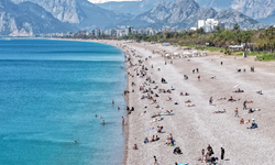Antalya’da yazdan kalma gün: Konyaaltı Sahili doldu taştı