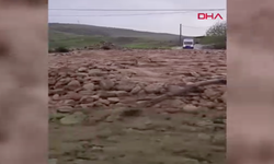 Şiddetli yağış yüzünden yollar çöktü; ev ve iş yerleri sular altında kaldı