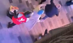 AVM’de başlayan tartışma sokağa taştı: Tekmeli yumruklu kavga kamerada