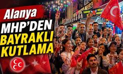 Alanya MHP'den bayraklı kutlama: Gençler ve çocuklarla bir araya geldiler