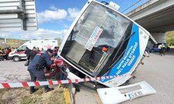 Üniversite yolunda kaza: Otobüs otomobilin üzerine devrildi: Çok sayıda yaralı var
