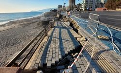 Alanya sahil yolunda tehlike büyüyor: Çöken yol ve karanlık endişe yaratıyor