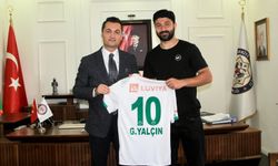 Kaymakam Öztürk'e forma hediye etti