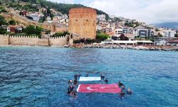 Alanya’da deniz dibinden klavye ve şişeler çıktı
