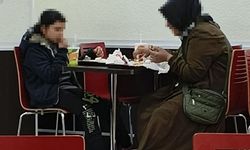 Muhtaç anne ve çocuğunu dışlayan hamburgerciye çok üstüne şok