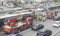 İstanbul Avcılar'da metrobüs yangını seferleri aksattı